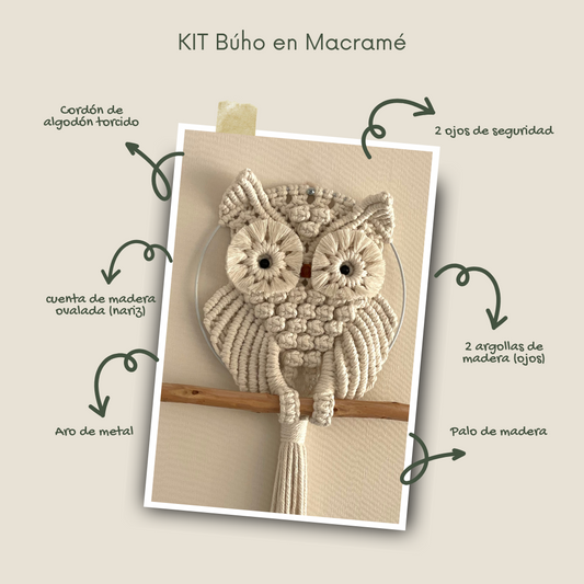 Búho decorativo en macramé tejido en cordón color natural sobre aro metálico y palo de madera
Kit búho en macramé con diseño decorativo en tonos naturales
Proyecto búho en macramé hecho a mano con ojos redondos y detalles en madera