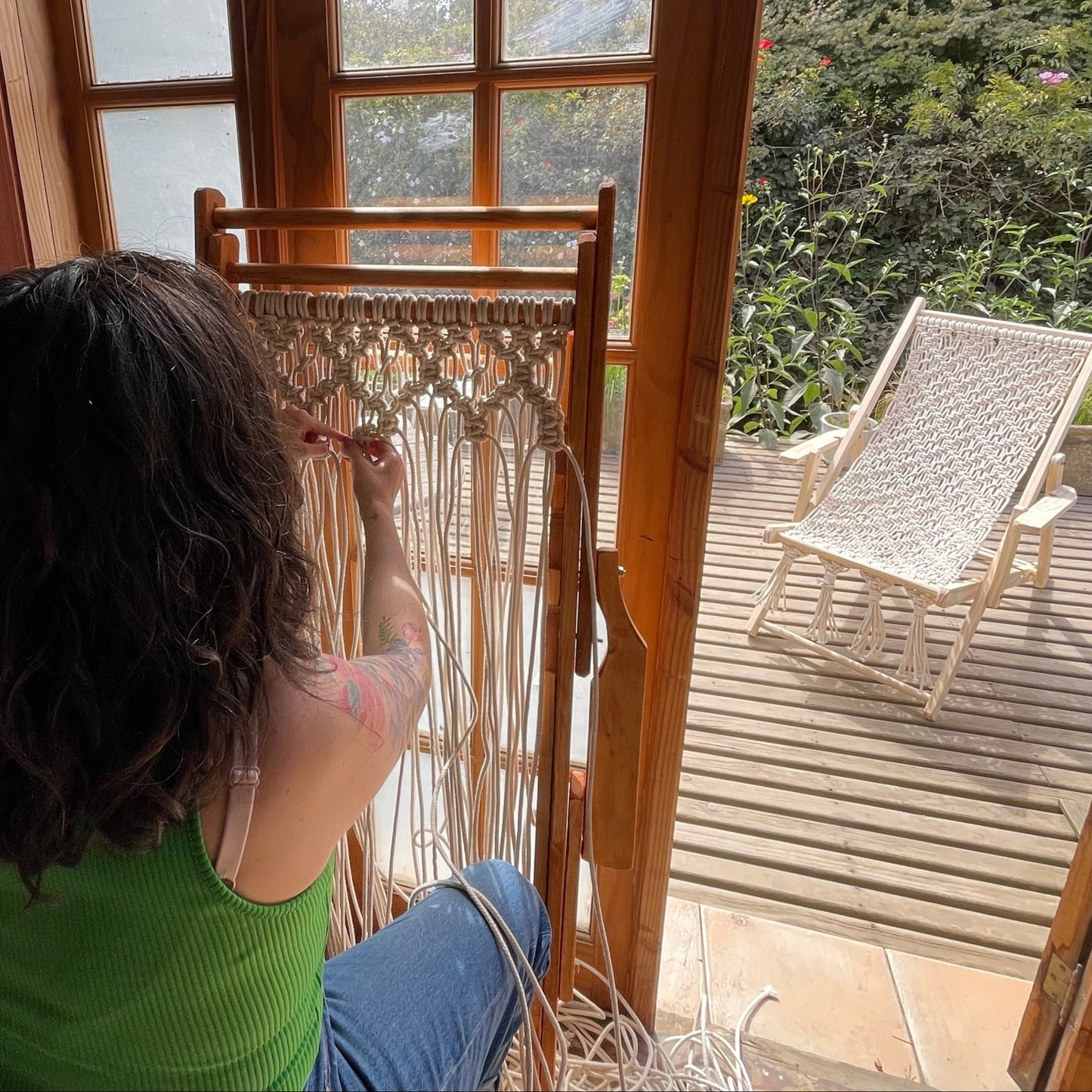 reposera de madera en macrame